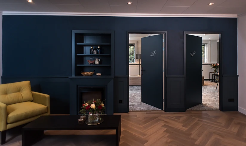 Kamer met 2 openstaande deuren naar verschillende rouwkamers